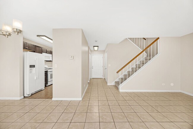 Foto del edificio - Carol Stream Townhome with Three Bedrooms and One Car Garage