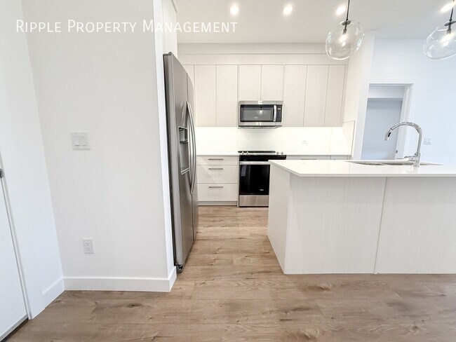 Photo du bâtiment - Modern 2 Beds, 2 Baths Apartment/Condo | Chestermere Living | 2 Pets Allowed. 20lbs Max