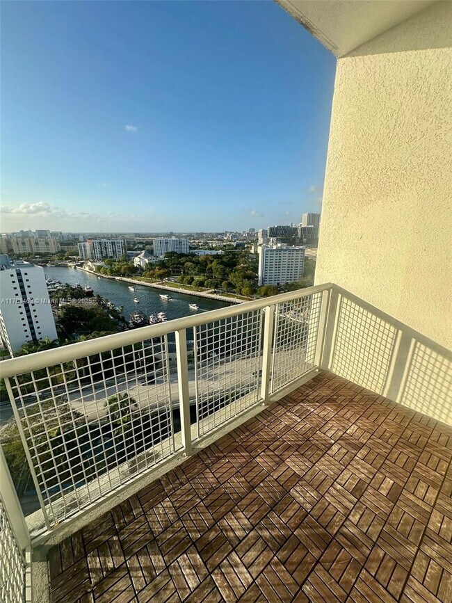 Foto del edificio - 10 SW South River Dr