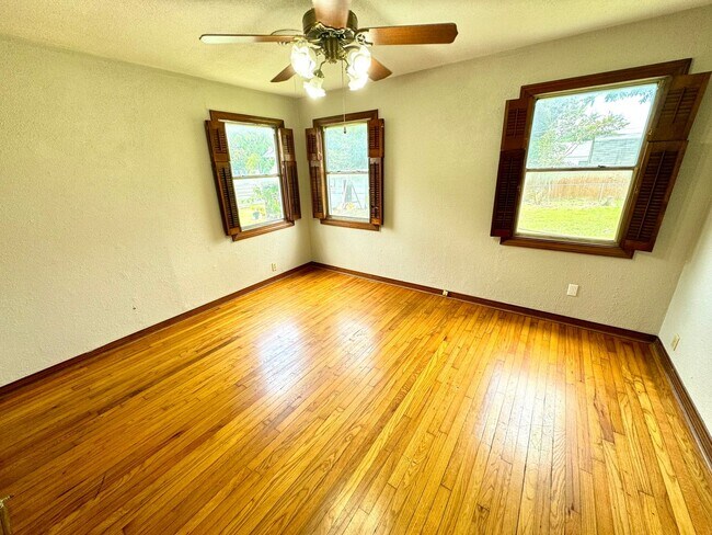 Foto del edificio - 1618 Davis Blvd