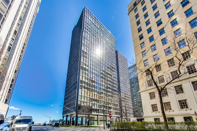 Building Photo - 910 N Lake Shore Dr