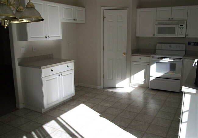 Building Photo - ~Three Bedroom two bath house in Green~