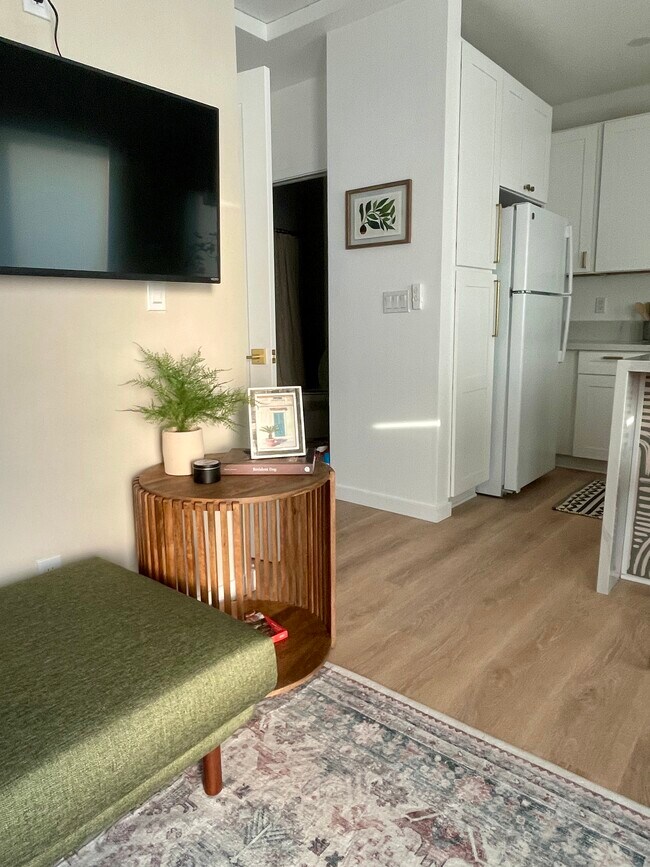 Movable tray table for snacking or working. - 4661 Berwick Dr