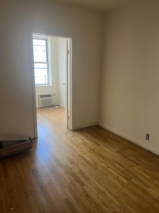 Building Photo - 320 W 96th St