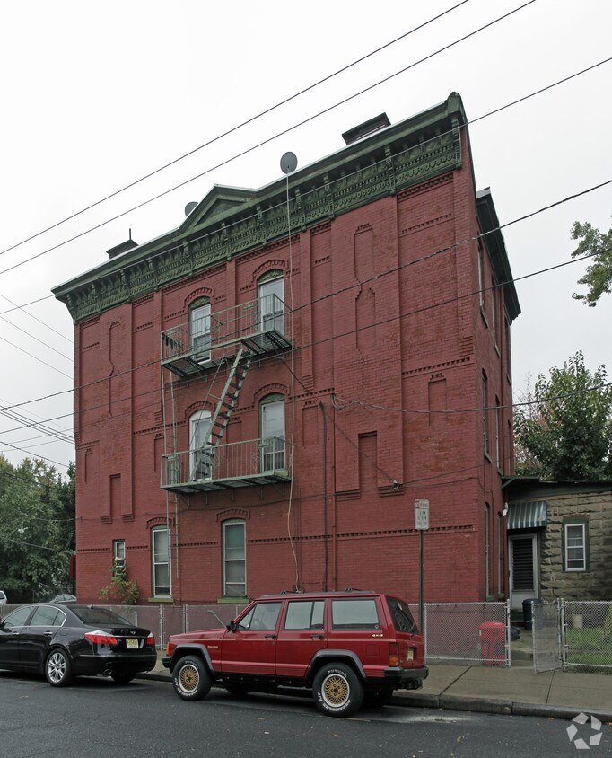 Foto del edificio - 227 Garfield Ave