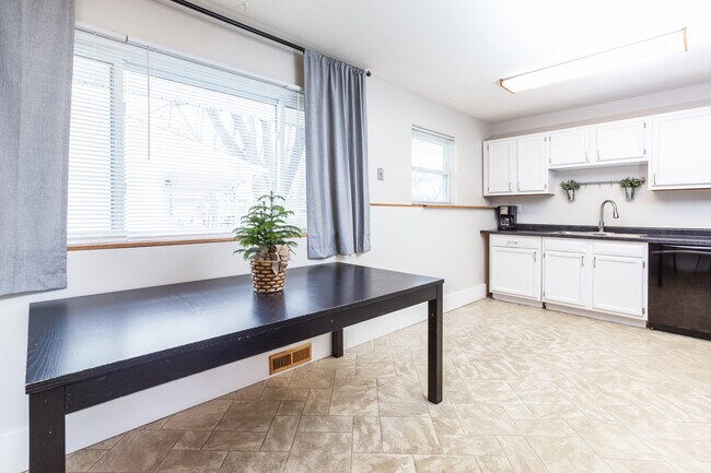 Foto del edificio - 5502 N Hamilton Rd