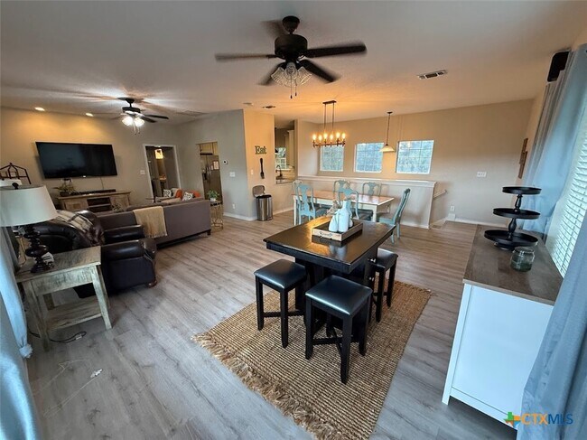Foto del edificio - 1832 Canyon Lake Dr