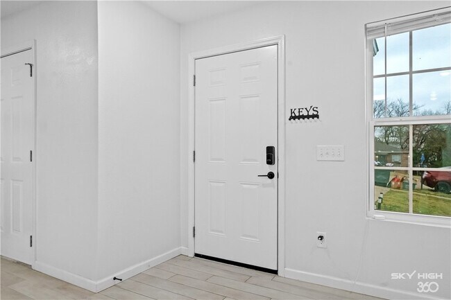 Building Photo - 731 Erika Ave