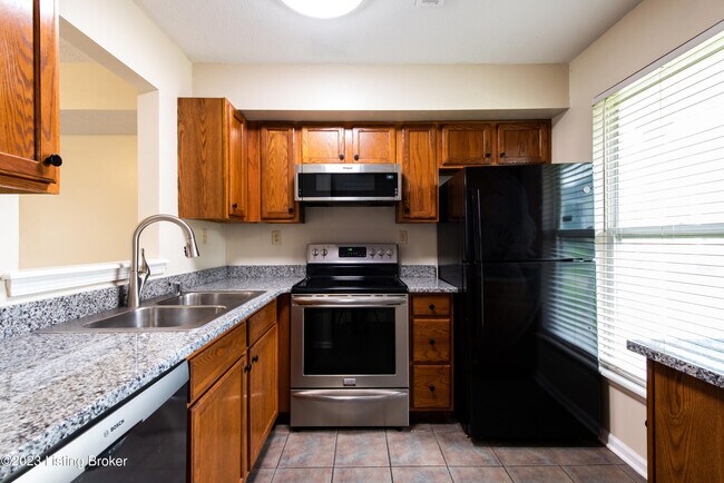 Building Photo - 804 Goullon Ct