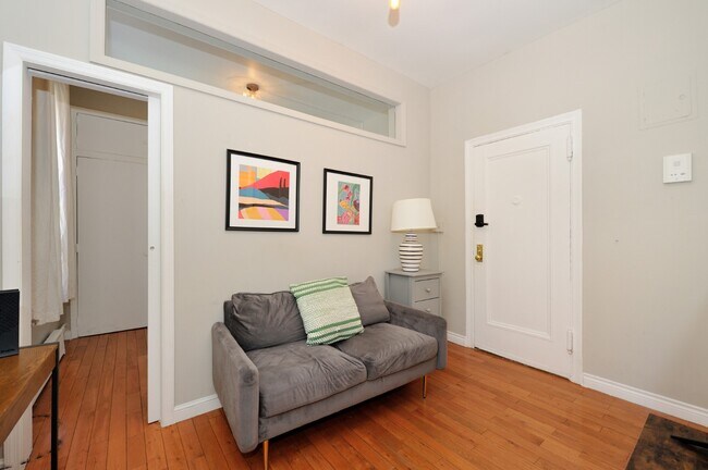 Building Photo - 354 E 77th St