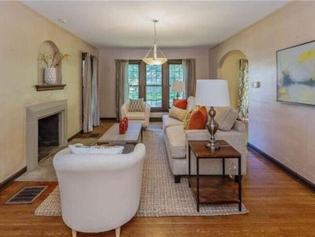 Building Photo - Lovely Forest Hills Home