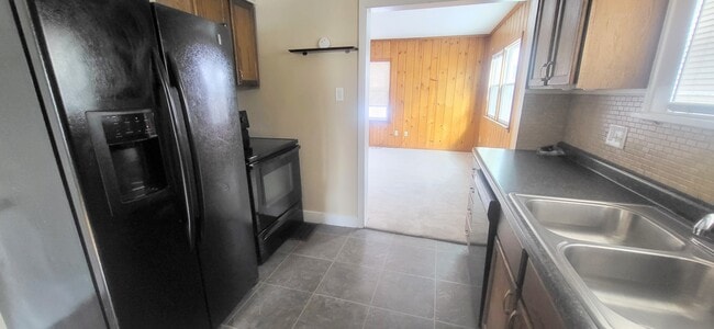 Building Photo - 2021 Kenwood Ave