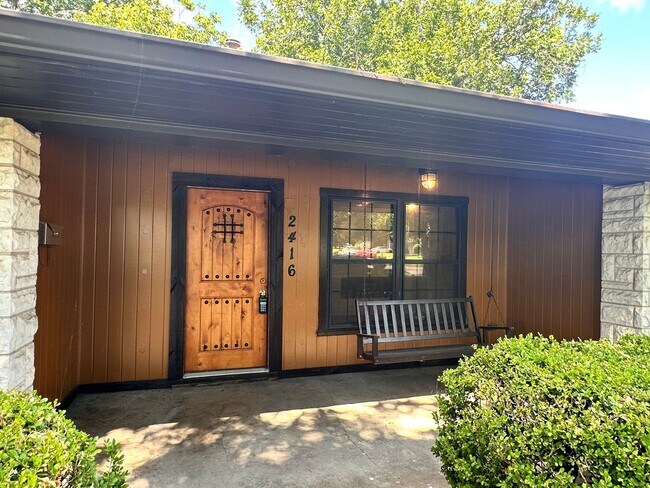 Foto del edificio - Charming 3 Bed 2 Bath Home with Bonus Den and Detached Garage