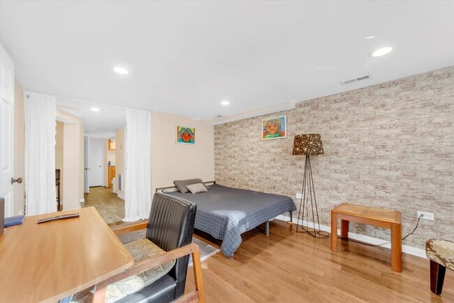 Building Photo - 2212 W Iowa St