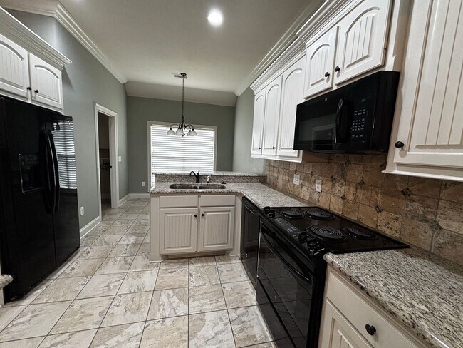 Building Photo - 990 Clubhouse Dr