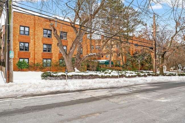 Building Photo - 2 Greenridge Ave