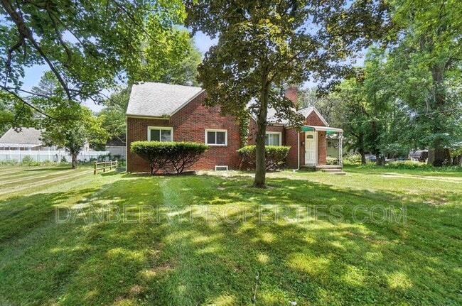 Building Photo - 822 Searles Rd