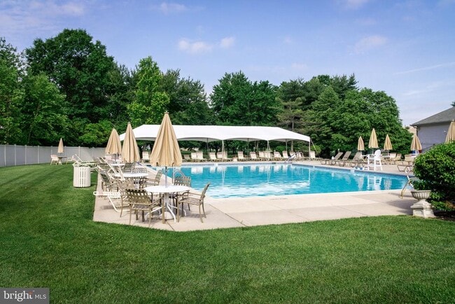 Building Photo - 1676B Thornwood Dr