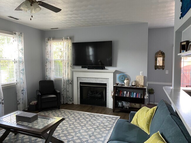 Foto del edificio - 206 Primrose Ln