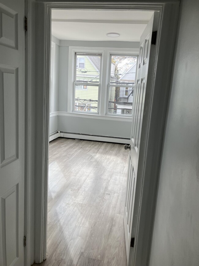 Building Photo - 127 W 51st St