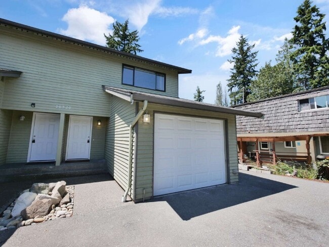 Building Photo - Rare Edmonds duplex now available! This side-by-side townhome-style unit features 2 bedrooms, 1.5...