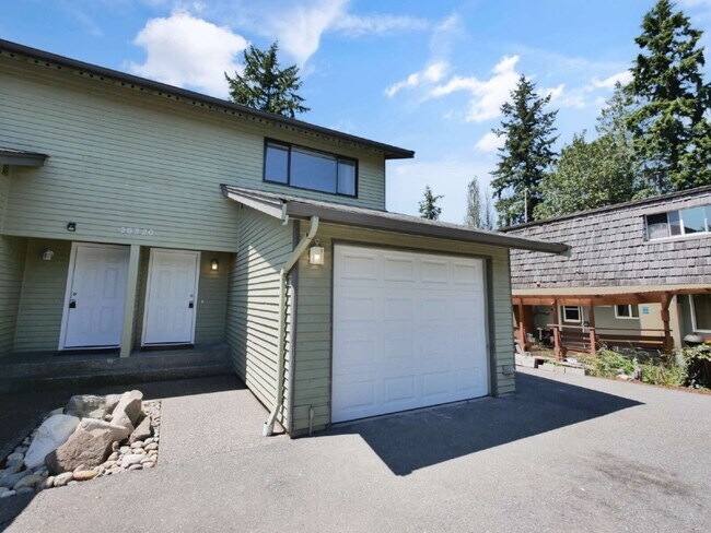 Foto del edificio - Rare Edmonds duplex now available! This side-by-side townhome-style unit features 2 bedrooms, 1.5...