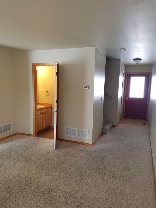 Foto del edificio - 3 Bed 2.5 bath Townhouse in Belgrade.