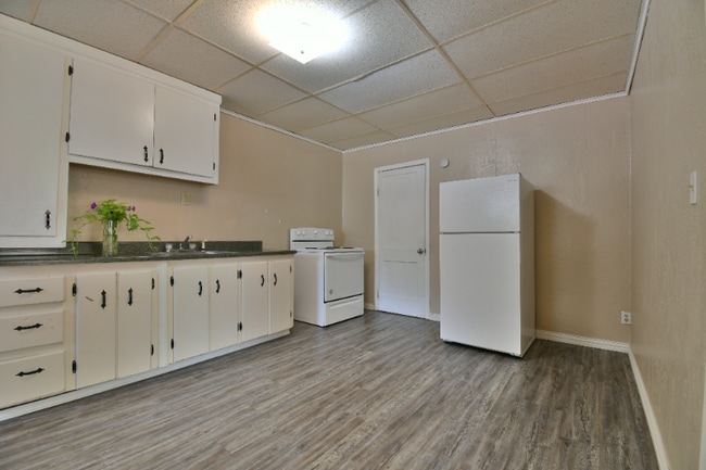 Building Photo - 808 W Cypress Ave Building Photo - 808 W Cypress Ave