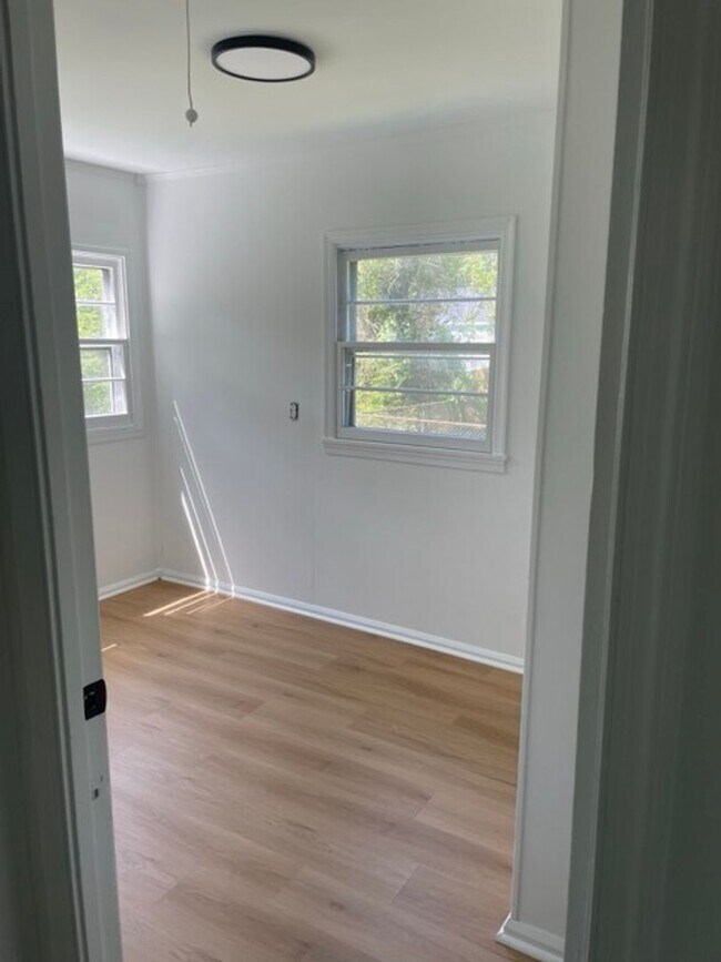 Building Photo - 1024 Halsey Ln
