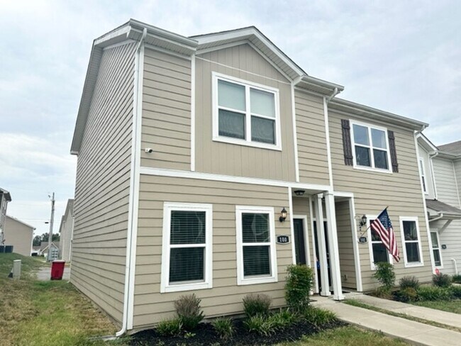 Building Photo - END UNIT-Cottages of Lake Forest!