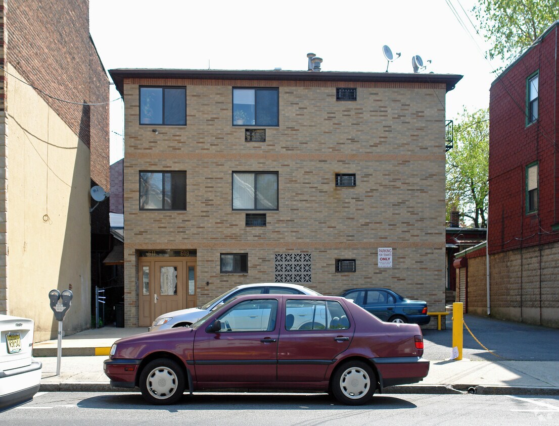 Building Photo - 609-611 N Rodgers Blvd