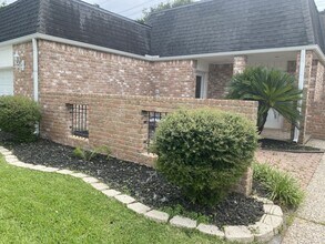 Building Photo - 5 Bendwood Dr