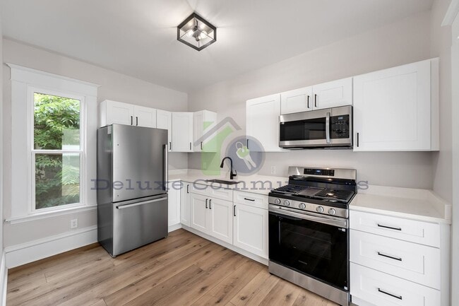 Building Photo - 606 Lafayette Ave NE
