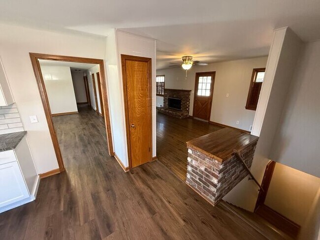 Building Photo - 3BR/2BA w/ Finished Basement + Fenced Yard in Raytown