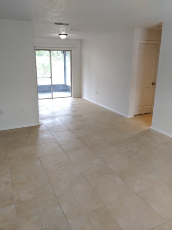 Building Photo - 4622 N Goldenrod Rd