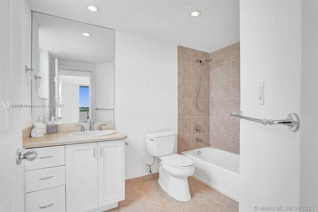 Building Photo - 10350 W Bay Harbor Dr
