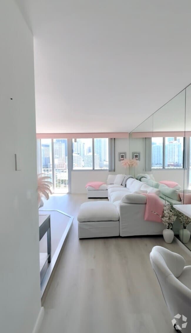 Building Photo - 520 Brickell Key Dr