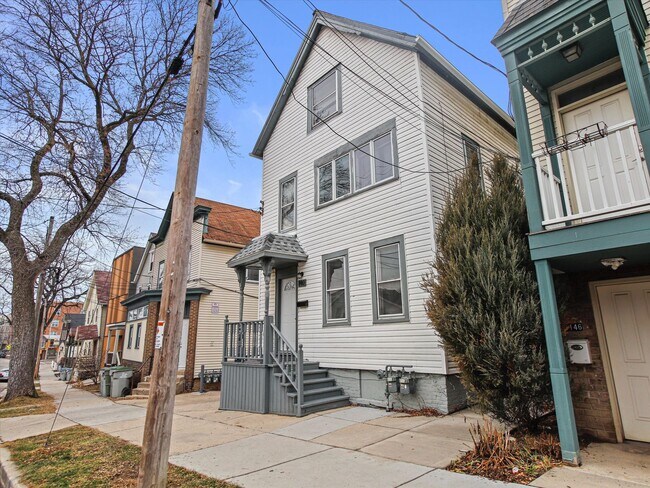 Foto del edificio - Updated 3 Bed / 1 Bath Duplex — Lower East...
