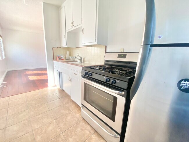 Foto del edificio - 1054 S Cloverdale Ave