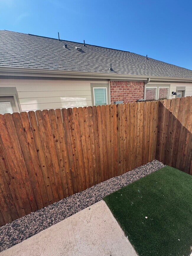 Foto del edificio - 200 White Water Dr