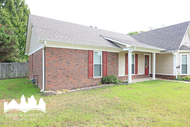 Foto del edificio - 554 McLaughlin Dr