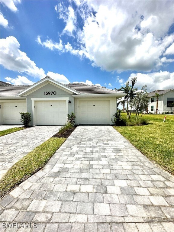 Foto del edificio - 15970 Grassland Ln