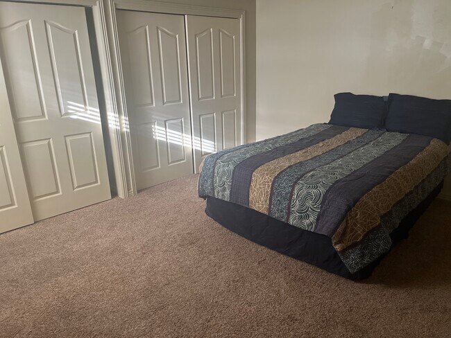 Large bedroom with queen bed - 12332 S Margaret Rose Dr