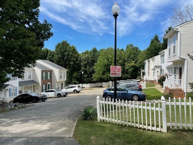 Building Photo - Beautiful 2 bed, 1 full, 2 half bath 2 sto...