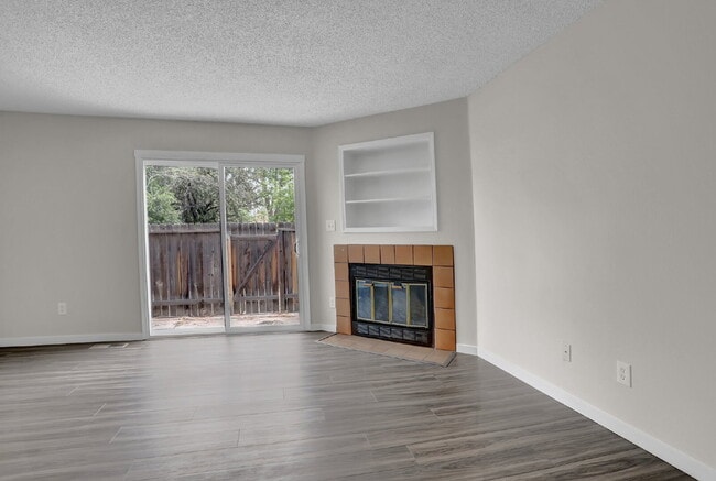 Building Photo - Fully Remodeled End-Unit Townhome Near Pet...