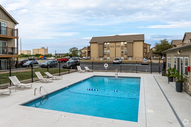 Piscina y solárium - Southfork Apartments