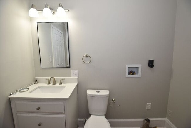 Foto del edificio - COMING SOON! Near local Universities and Entertainment 4 bedroom 2 story Single Family Home