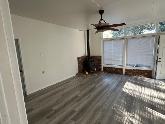 Building Photo - 110 Colonial Dr