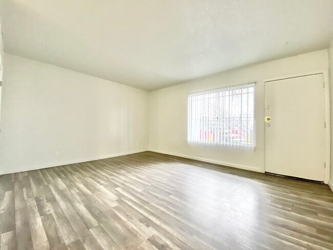 Building Photo - 918 W 66th St
