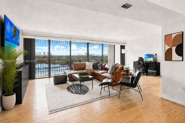 Foto del edificio - 3 Grove Isle Dr